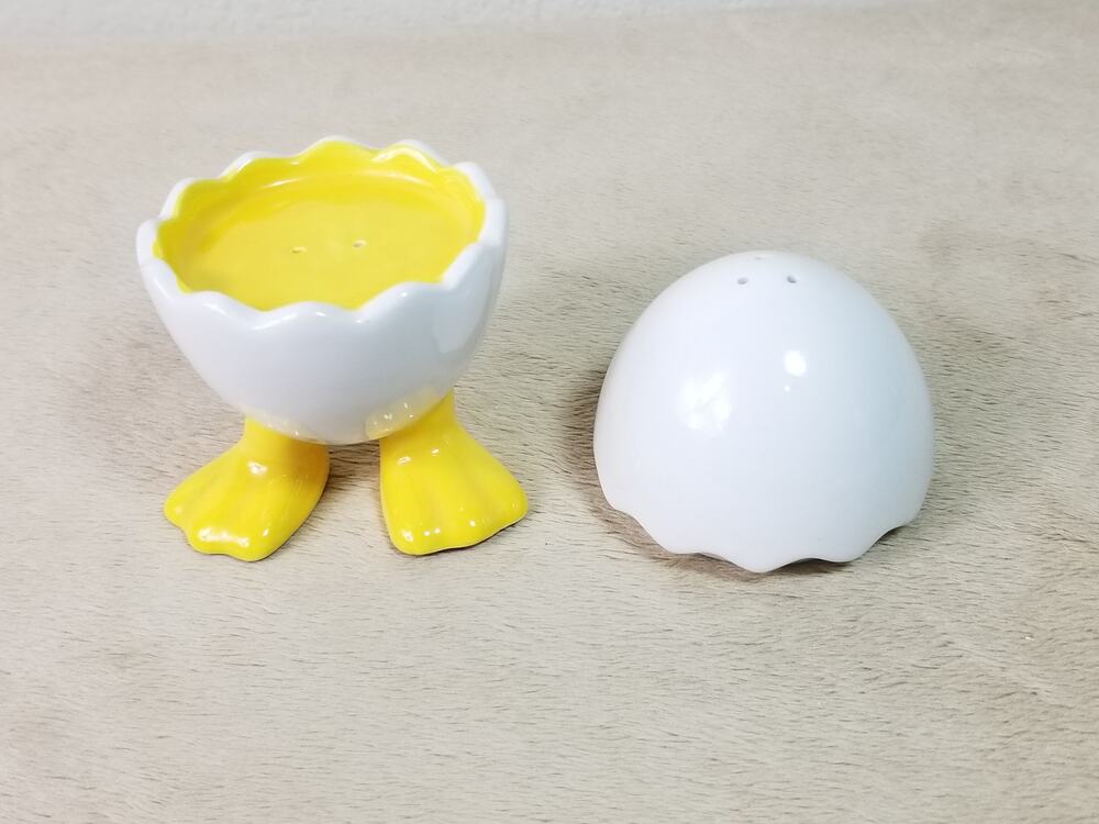 Ganz Salt & Pepper Shakers Cracked Egg Bella Casa 4" White Yellow 80's Ceramic